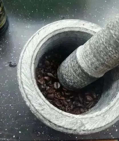手衝咖啡標準注水方法完美粉坑教程 手衝研磨度水溫參數多少合適