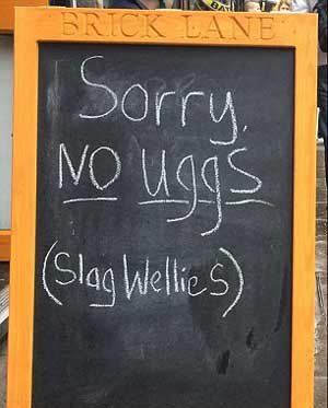 倫敦咖啡店禁止顧客穿雪地靴 認爲這是靴頭不願爲新標語道歉