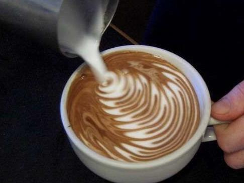 打奶泡指南  要做好一杯咖啡的拉花必須把奶泡打好