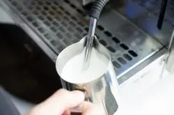 咖啡打奶泡溫度一般多少爲最合適？教你用手測打奶泡溫度的技巧