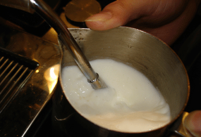 解答爲什麼做咖啡的牛奶需要冷藏及如何打好奶泡的技巧