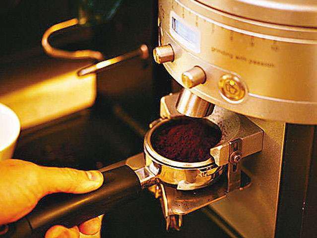 做一杯好的意式咖啡要掌握的整平、填壓咖啡粉的技巧