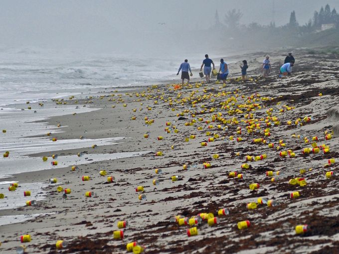 上千罐咖啡衝上美國海灘 引當地人及遊人搶拾 這是怎麼回事？
