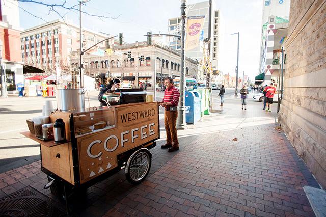 城裏有個雙車合體的流動咖啡攤 提供的品種豐富各種口味的咖啡