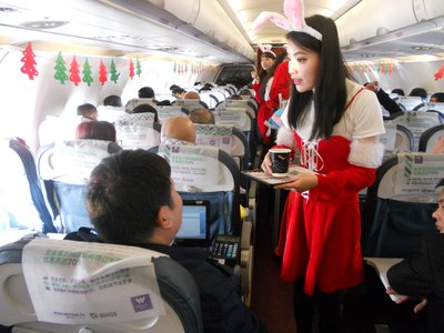 西部航空推出“空中咖啡街”主題航班 驚現聖誕老人及聖誕美女