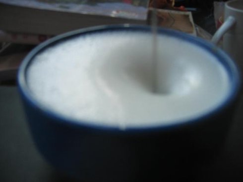 意式咖啡機打奶泡應該選用什麼牛奶好？拿鐵拉花奶泡厚度要求