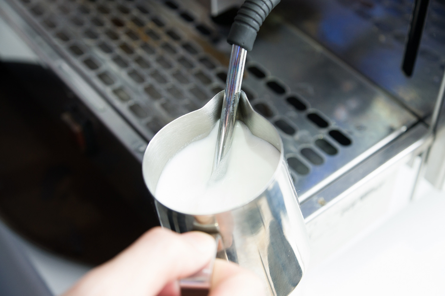 咖啡奶泡製作的三種方法 選擇正確的奶泡杯打出稠密柔滑的奶泡