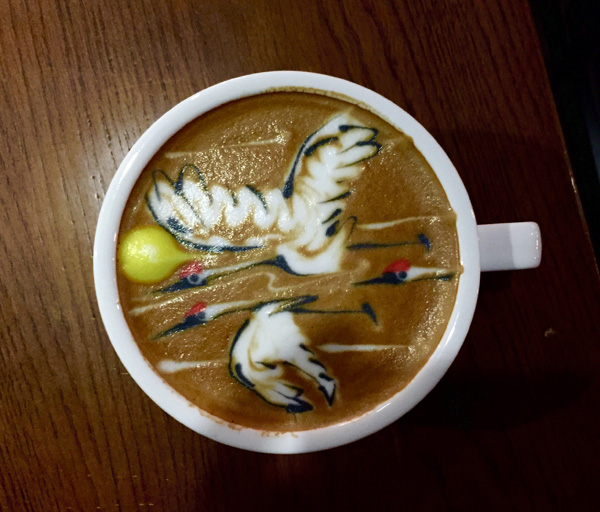 咖啡杯中的風景畫 咖啡師要用雕花針修飾 追求圖案所表達的意境