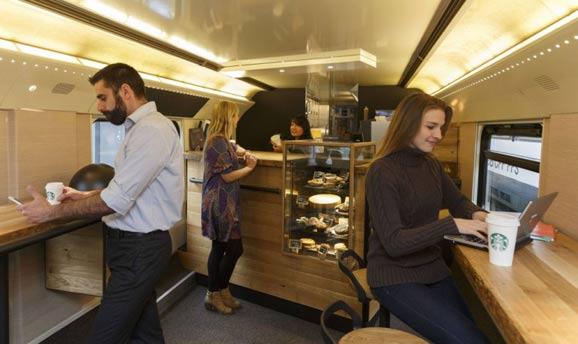 列車也瘋狂 萌系動物當站長喝着咖啡去旅行 旅行的小夥伴就是咖啡