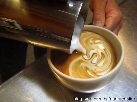 拉花和打奶泡技巧 意式咖啡拉花手腕擺動技巧 如何打出稠密的奶泡