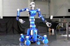 最新研發滾輪機器人 接握能力強會衝咖啡