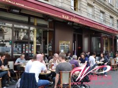 巴黎街角獨具特色的咖啡店
