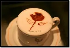 Sammy Lin咖啡拉花作品：玫瑰熱巧