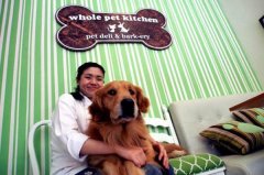 菲另類咖啡館爲寵物狗設菜單 鼓勵人狗同桌進餐