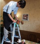 日本一咖啡店員工站梯子上倒“功夫咖啡”
