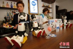 東京咖啡館驚現機器人服務 顧客可與機器人互動