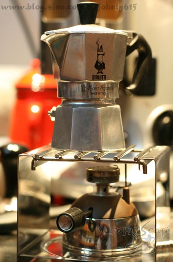 摩卡壺做咖啡 在家使用摩卡壺製作濃縮咖啡