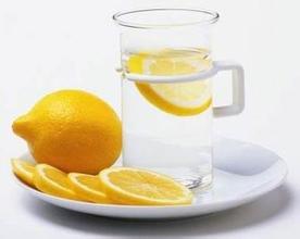 咖啡館爲什麼會給客人一杯檸檬水或白水？