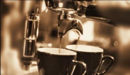 咖啡在咖啡館經營中擔任什麼角色？