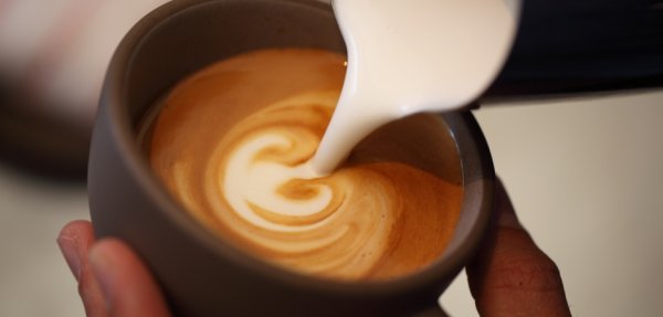 鬱金香咖啡拉花方法 & 打奶泡手測溫度技巧