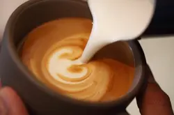 鬱金香咖啡拉花方法 & 打奶泡手測溫度技巧