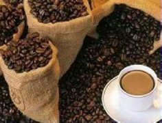 關於咖啡豆 小而圓滾的深褐色咖啡豆