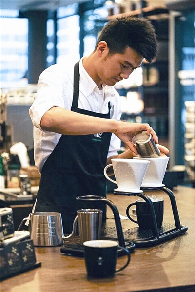 杭州首家星巴克臻選品牌亮相 咖啡巨頭改玩手衝