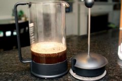 是誰發明了法壓壺？ 出現了第一臺由玻璃製作的咖啡機