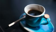 杯子顏色不同，喝咖啡時感覺到的苦味也不同