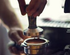 意式咖啡機是利用高溫高壓快速萃取咖啡粉原液的機器