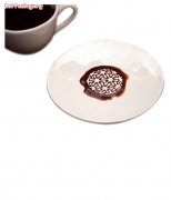 有浮雕紋理的咖啡杯碟 咖啡溢出來了還顯得更漂亮