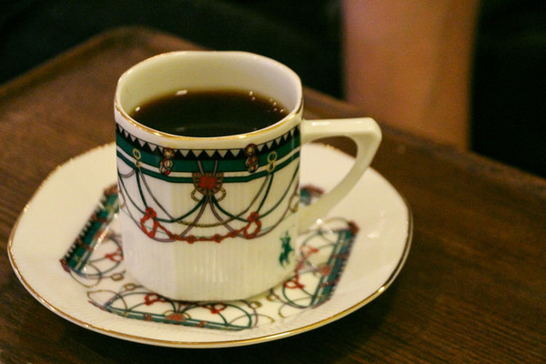 學習喝咖啡的正確方法咖啡杯咖啡碟一組咖啡匙咖啡壺糖和奶精罐