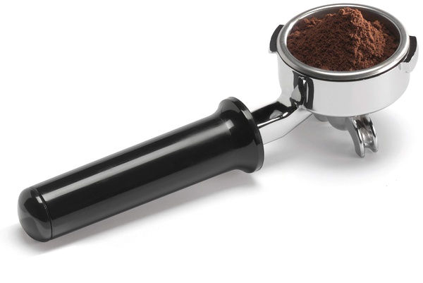 磨豆機磨出來的粉布粉和壓粉用粉錘將粉碗裏的咖啡粉壓平