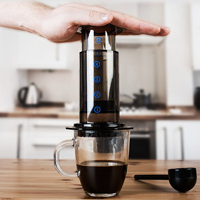 愛樂壓AeroPress愛樂壓和摩卡壺做的濃咖啡有什麼不同?