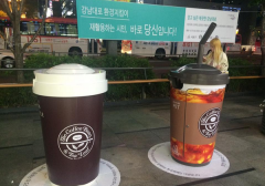 韓國首爾有可愛咖啡杯在街頭