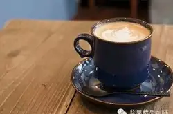 日本當地最熱的咖啡店最受歡迎的拿鐵