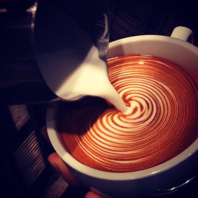瞭解意式拼配咖啡拉花壓紋前推收尾 牛奶的選擇