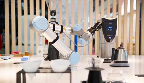 智能咖啡店設備齊全 機器人服務員幫你點單