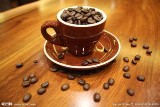 咖啡生豆是淡綠色，烘焙後會變成褐色。這種烘焙特有的褐色主要來