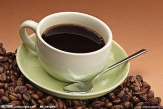 越南壺沖泡咖啡製作步驟五加入兩匙自己研磨的咖啡粉