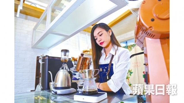 一位咖啡人的故事：22歲美少女放下教鞭 開店當上咖啡師