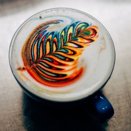 咖啡師把拉花玩出新高度：奶泡上畫彩圖