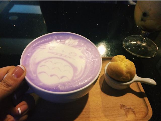咖啡不再是單調的咖色,卡通紫色獨特拉花