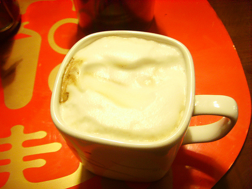 咖啡館裏喫串串，再來一杯港式奶茶，是不是感覺很奇特?
