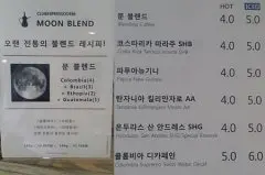 韓媒：咖啡檯曆自傳書 “文在寅周邊”小商品人氣旺