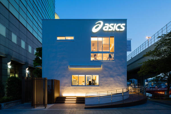 ASICS 在東京開了家同時賣咖啡和炸物，還能健身的店