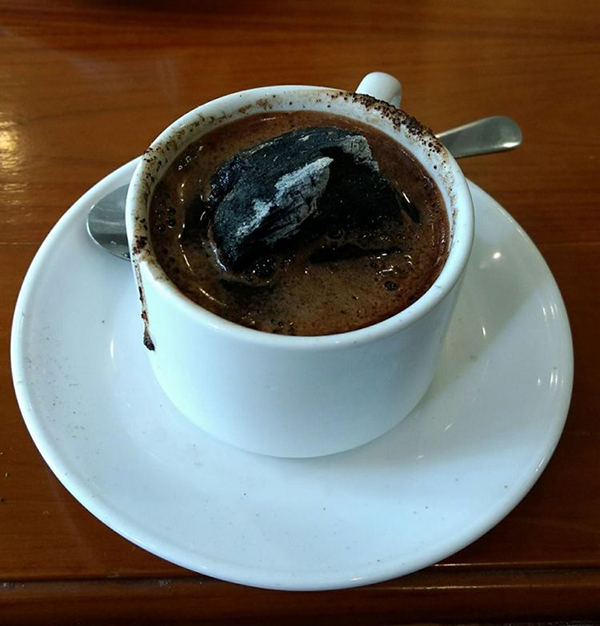 暗黑飲料：你一定沒親歷過“活的”燒炭咖啡！