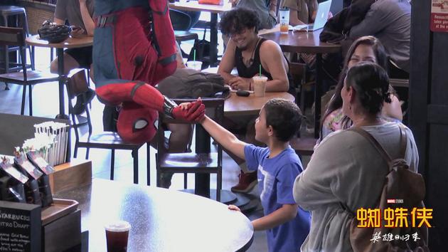 蜘蛛俠現身星巴克買咖啡，嚇壞一堆喫瓜羣衆