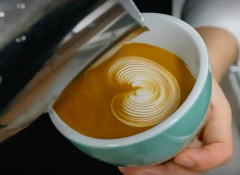 咖啡拉花成型時要注意的點，如何保持單圖的對稱
