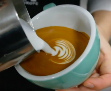 咖啡拉花基礎練習—心形與葉子的步驟講解